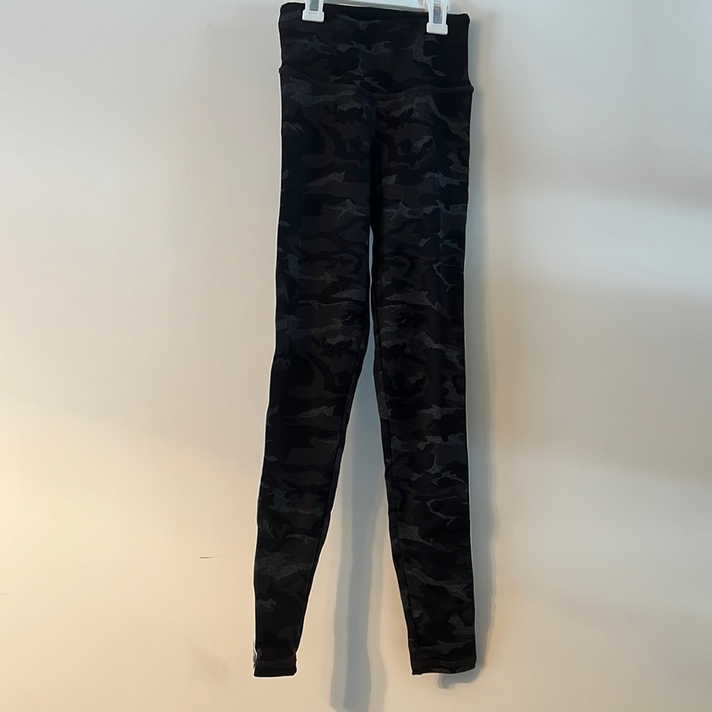 NEW Strut This leggings Size Small black/gray Camo